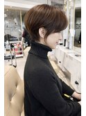 大人女性の白髪ぼかし丸みくびれショート