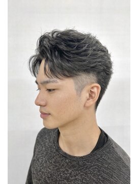 クオリス 上板橋店(QUALIS) フェザーパーマ×センターパートで清潔感◎ツーブロックで軽やか