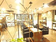 マイア 横浜駅店(hair saloon maia)の雰囲気（一つ一つのセット面間隔がゆったりしているのでくつろげる空間☆）