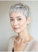 【透明感ショート】繊細な束感と上品な白髪カラーで洗練度アップ