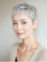 シオミエイチタルミ(shiomi H TARUMI)&nbsp;【透明感ショート】繊細な束感と上品な白髪カラーで洗練度アップ
