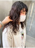 ラフな質感のくるくるパーマ