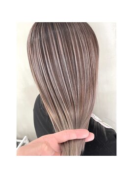 ラリー(Larry) ホワイトベージュバレイヤージュ×ミディアム