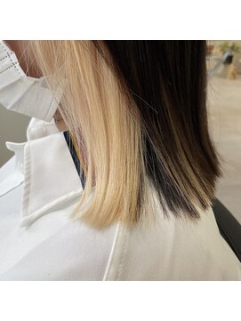 エミュスト(Emuest) インナーカラー×ホワイトブロンド