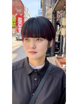 エマ(emma) 〈マッシュショート×ぱっつん×アンブレラカラー×レッド〉