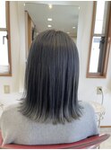 シルバーアッシュカラーで、ぱつっとボブ