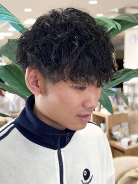 シャルムバイケンジ(Charm.by KENJE) メンズパーマ波巻きツイストスパイラル刈り上げセンターパート