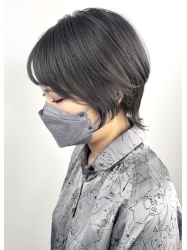 オンザ(ONTHE) 伸びかけショートウルフ的な、髪色、服、マスクまでグレー的な