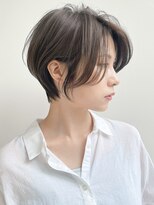 ミセスショート大人ヘアグレーベージュハンサムショート