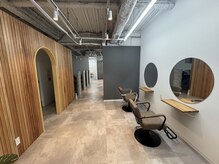 ファクト(FACT SPA)の雰囲気（シンプルな内装にウッディーな雰囲気と観葉植物で柔らかい雰囲気）