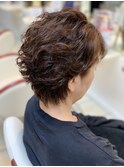 40代50代　くせ毛風パーマ/耳かけ暗髪／えりあしシャギー