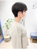 小顔レイヤーマッシュショートくびれヘア 耳掛け丸み大人可愛い