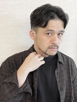 ゴッソ(gosso) 黒髪センターパート×刈り上げ×緩めパーマ