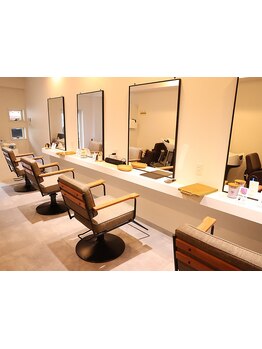 仕事帰りにも立ち寄れる◎清潔感・信頼感のあるスタイルで、第一印象をワンランクアップ。