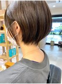 小顔ショートヘア×ダークアッシュの抜け感ブラウン