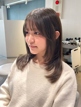 アム(amu) ミディアムレイヤー/顔まわりレイヤー/ヘーゼルベージュ