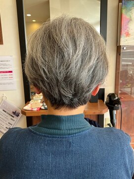 美容室ヒラトヤ 仙北店 大人可愛い小顔ワンサイドショートボブカットシルバーカラー