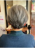 大人可愛い小顔ワンサイドショートボブカットシルバーカラー