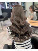 透明感のあるオリーブグレージュ