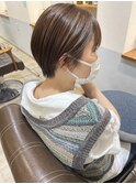 耳かけひし形丸みくびれショート ハイライトオリーブベージュ