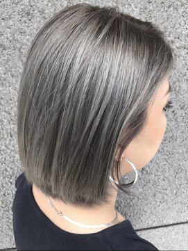 エリスホリエ(Eliss Horie) ハイトーンシルバーアッシュ×ボブ