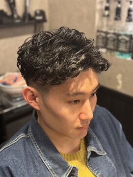 ブロートーキョー 有楽町店(Bro Tokyo) ツーブロフェード/スパイラルパーマ　床屋　理容室　barber