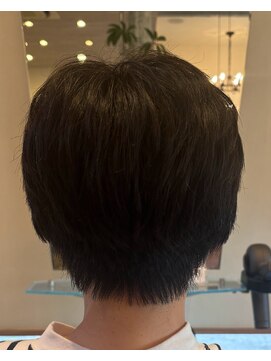 前髪がポイントのショートヘア