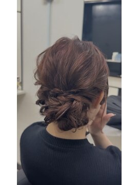 レーク(Re:K) 編み込みゆるふわシニヨンヘアメイク