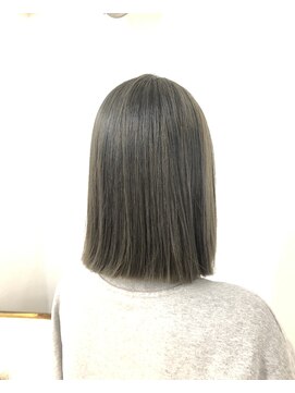 シアン(CYAN) パッツンボブ　外ハネ　オリーブカラー