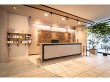 アーティーアーティー 薬院店(ARRTY ARRTY)の雰囲気（入店してすぐのオープンな雰囲気のレセプション。）