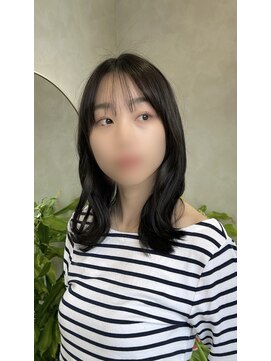 エレノア 枚方(Eleanor) ミディアムレイヤー/シースルー/暗髪