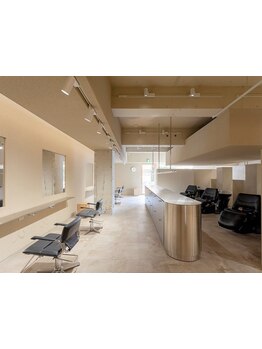 [淡路]解放感のある店内で自分だけのサロンタイムを満喫♪髪質に合わせた施術で新しいスタイルをご提案！