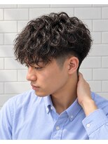 ゼロスバーバー(0's BARBER SHOP)&nbsp;スペインカールフェード短髪メンズパーマ刈り上げ外国人風