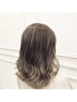 エミュー ラ ピエス(emu la piece) バレイヤージュ/カーキグレージュ/鎖骨ミディ/外国人風カラー