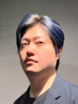 ビーダンディー(Bee dandy) くせ毛ショート センターパート 大人のブルーグレージュカラー