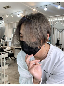 フリーダムメルシー(freedom Merci) ■メンズセンターパート　前下がりボブ　ツーブロックグレージュ