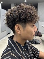 リット×ベリエ(Lit.×belier)&nbsp;スパイラルパーマメンズマッシュセンターパート波巻きパーマ30代