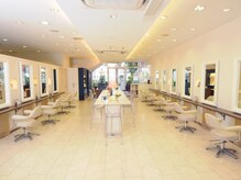 フレッシュサラダディーズ(D's)の雰囲気（白を基調とした、広い癒しの空間でゆったりできます。【坂戸】）