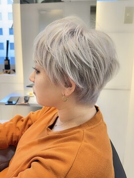 セルン(cerne) ベリーショートハイトーンブリーチ大人ショートホワイトカラー