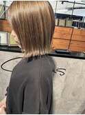 大人の切りっぱなしボブ×ハイライトベージュカラー