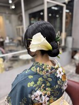 コニ(Coni)&nbsp;生花アレンジ/シニヨンヘア/タイトシニヨン/卒業式ヘア