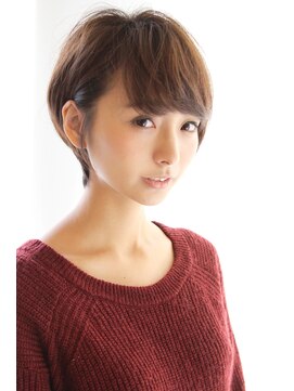 レウナ 外苑前(Reuna) 大人可愛く耳かけニュアンスショート黒髪でも可愛く決まる