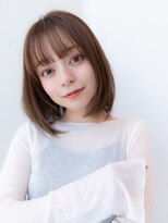 20代30代大人可愛いグレージュカラー斜めバングショートボブ
