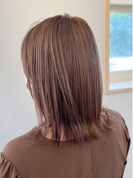 《HOTSPOTの髪質改善ストレート》で硬い髪にも柔らかくしなやかに。くせ・うねりのお悩みもお任せください