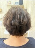 無造作な動きが魅力のパーマ風ショート