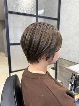 オリーブベージュ×ショートボブ