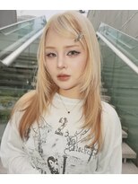 シャチューアオヤマ(SHACHU AOYAMA) ブロンドとローライトカラーとレイヤーカットスタイル