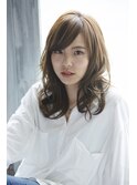 肩先でふわっと揺れるフェミニンウェーブ