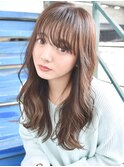 顔周りのリバースカールが可愛いフェミニンロング♪