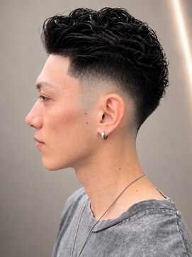 インブルーム(In Bloom) スペインカール フェードカット 刈り上げ 黒髪 眉毛カット 20代